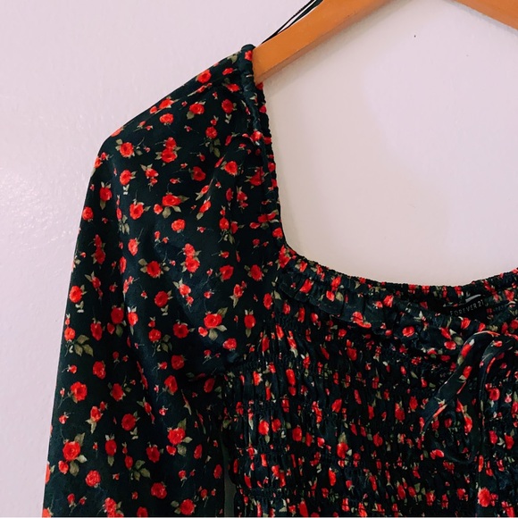 Black long sleeve rose top - Picture 2 of 2